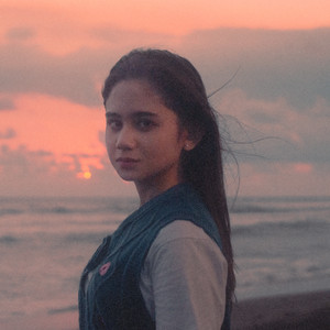 Tissa Biani - Apakah Kita Hanya Bercanda?